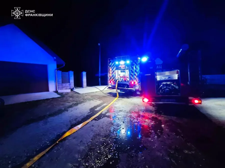 Пожежні машини гасить пожежу вночі