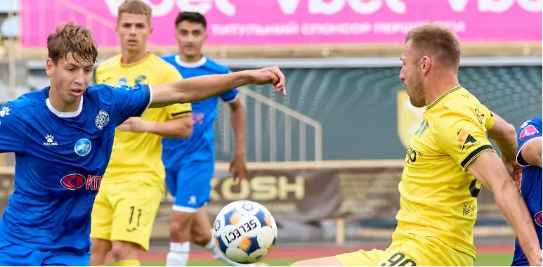 Футболісти у синій та жовтій формі змагаються