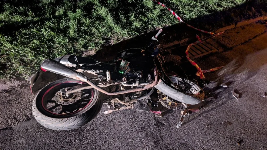 Пошкоджений мотоцикл після аварії на дорозі