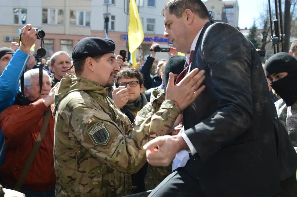 Суперечка між військовим та чоловіком у костюмі