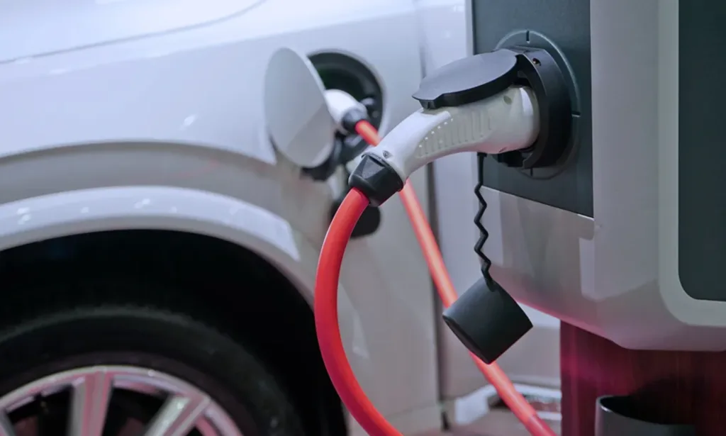 Електромобіль заряджається на станції