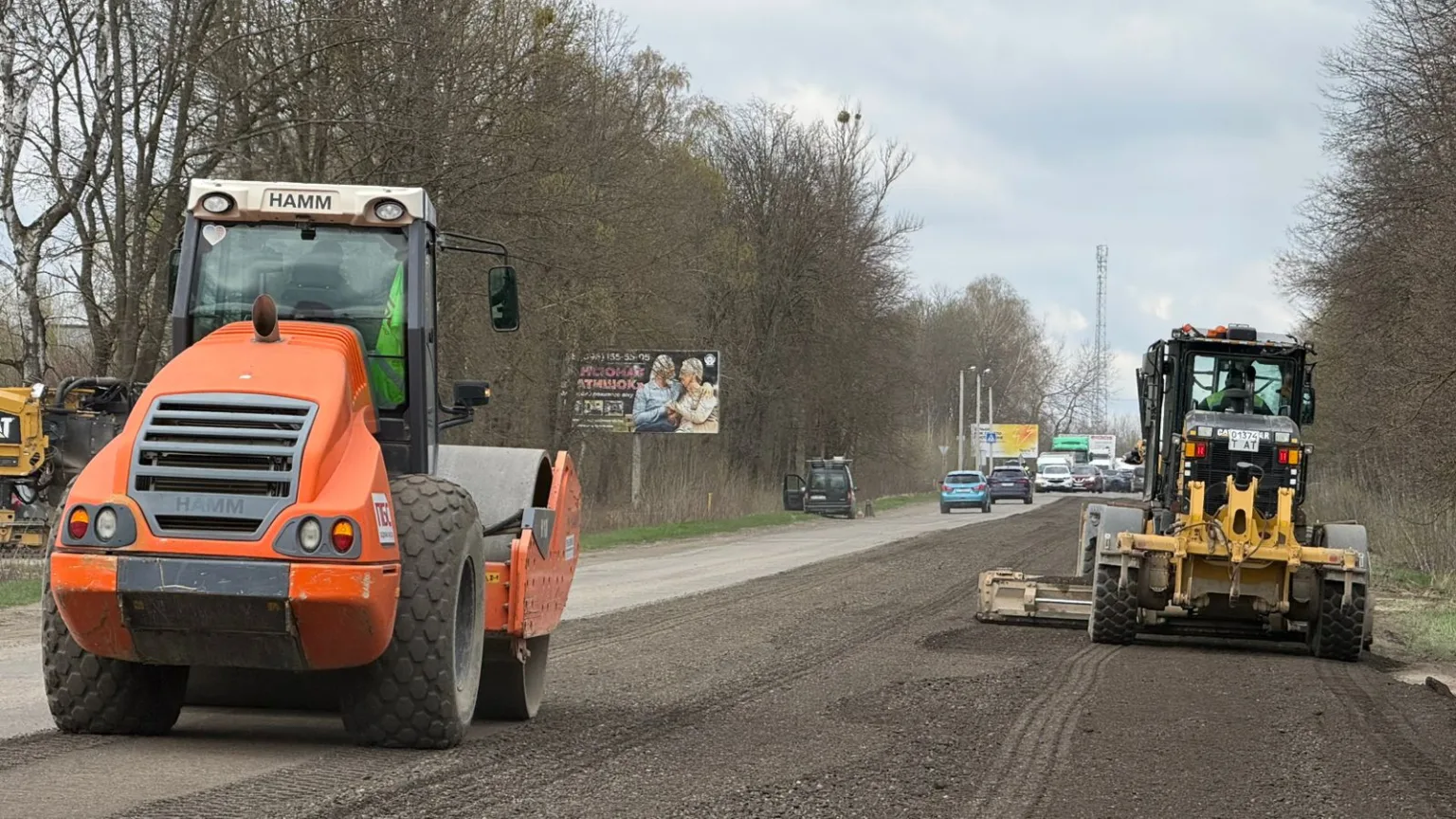 Дорожні роботи на заміській трасі з технікою