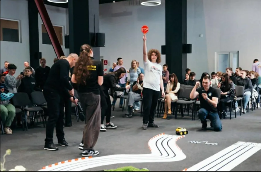 Змагання роботів на трасі перед глядачами