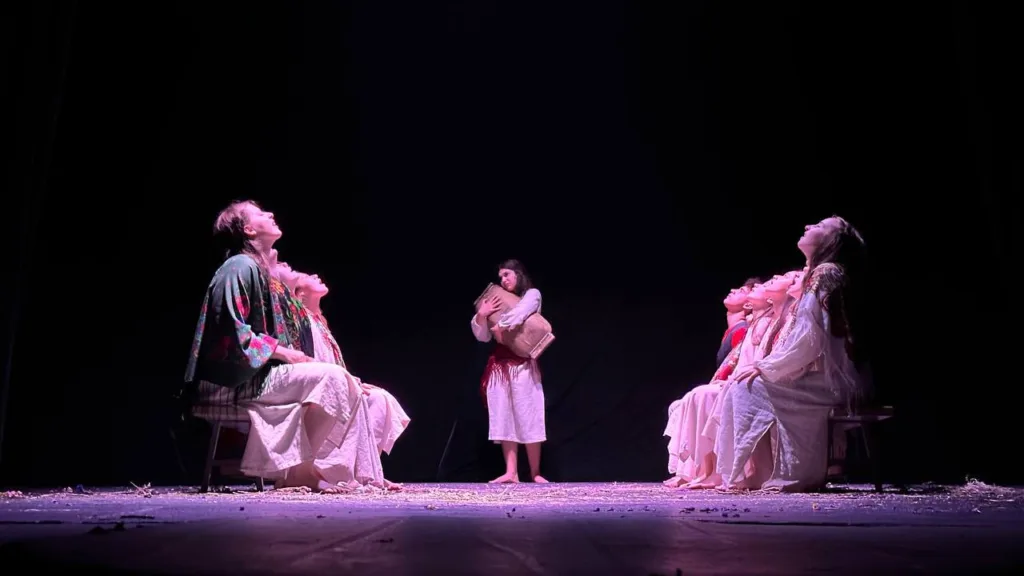 Театральна сцена з акторами у традиційному вбранні