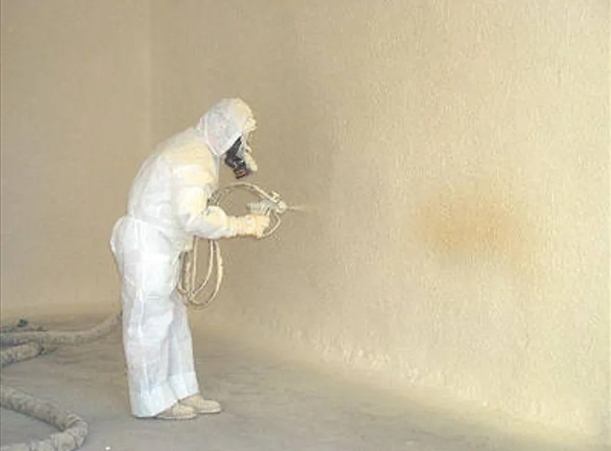 Нанесення теплоізоляційної піни на стіну