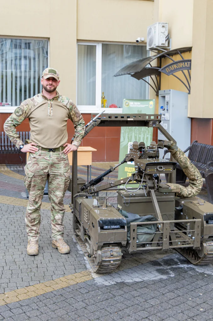 Військовий поруч із наземним безпілотником