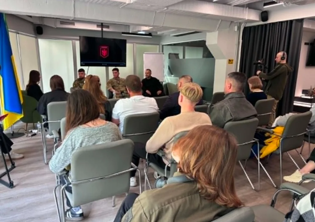 Презентація з військовими перед глядачами у залі