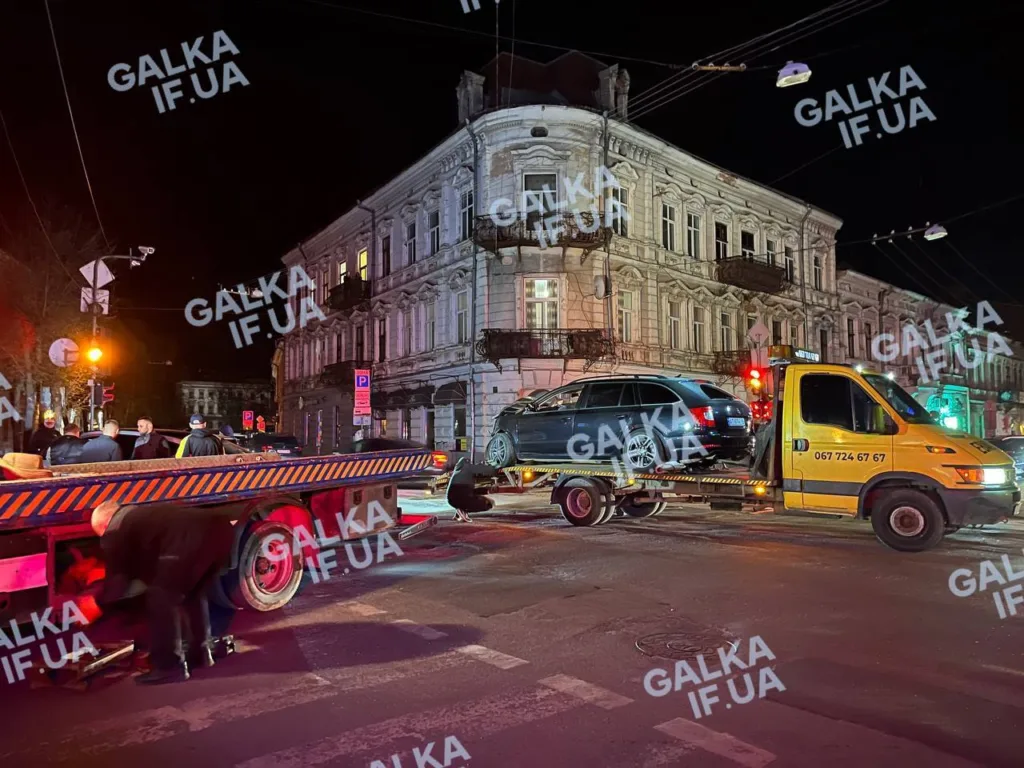 Евакуатор забирає авто після ДТП вночі