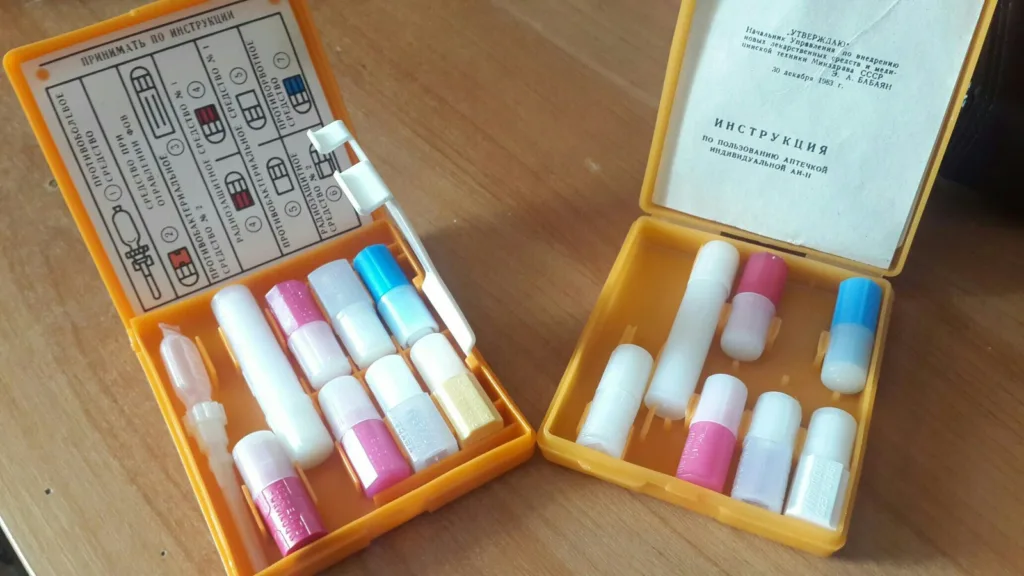 Аптечка індивідуальна радянського зразка на столі