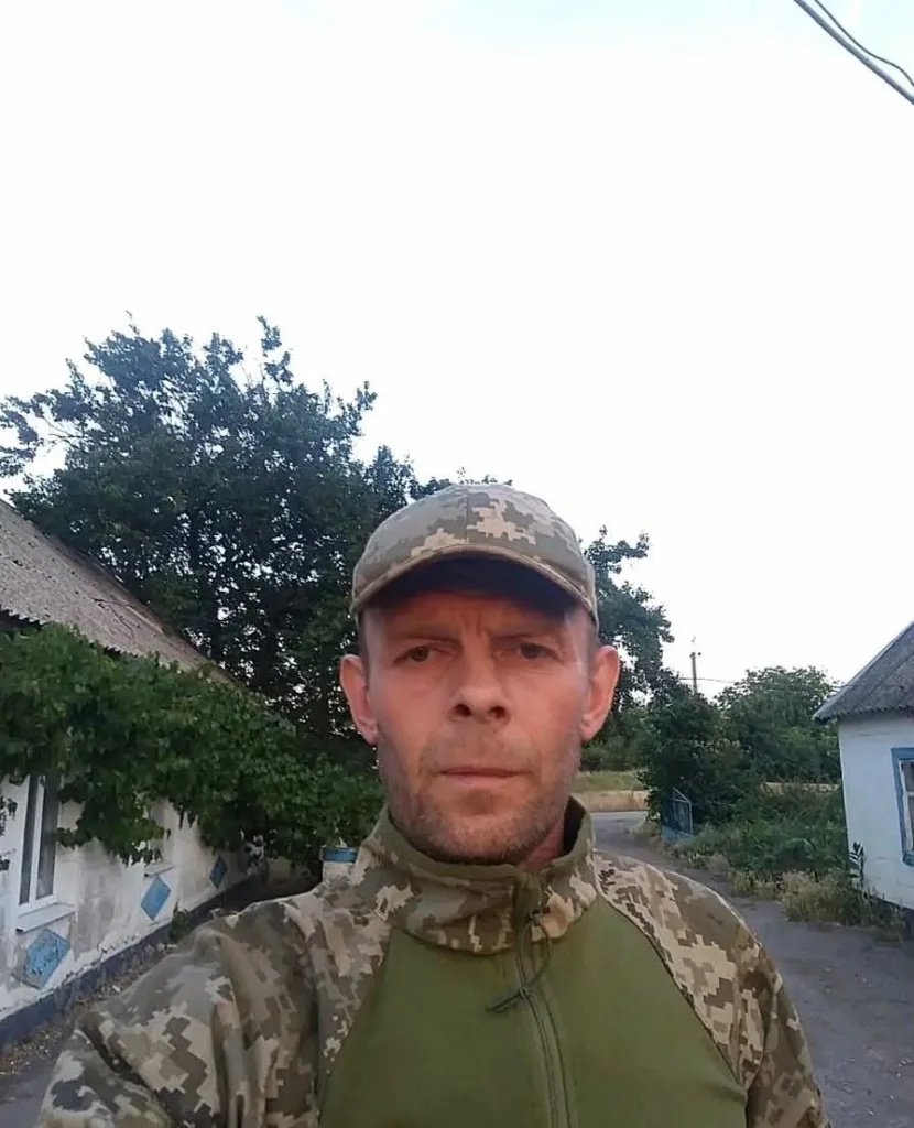 Військовий чоловік на вулиці села