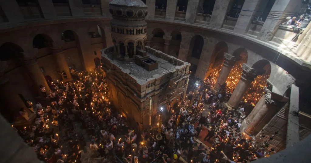 Віряни зі свічками у храмі під час богослужіння