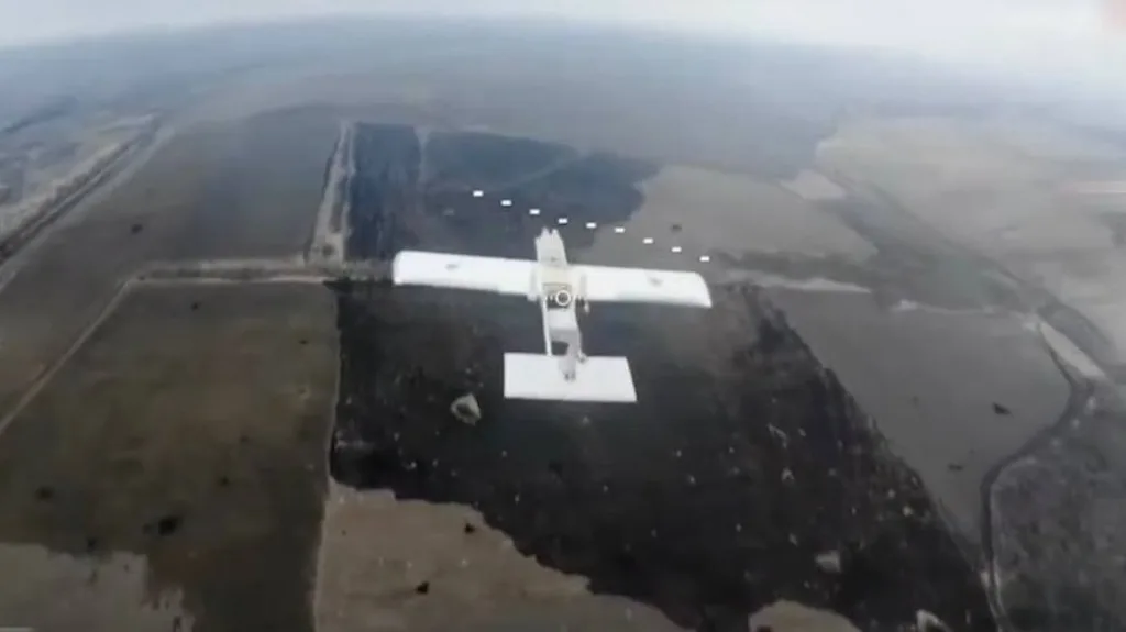 Малий літак летить над полем