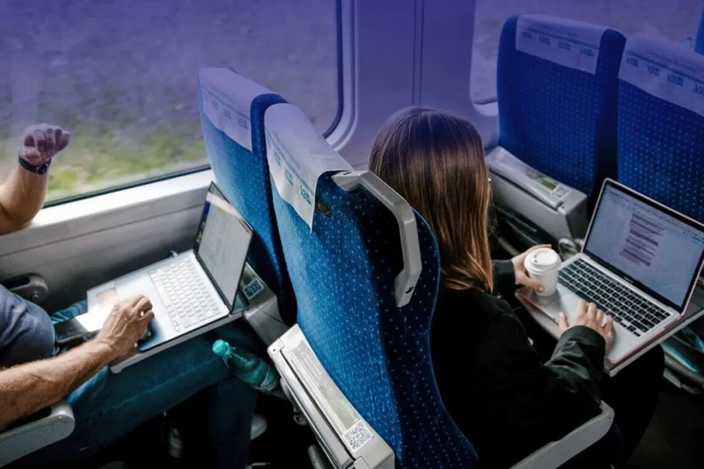 Люди працюють на ноутбуках у поїзді
