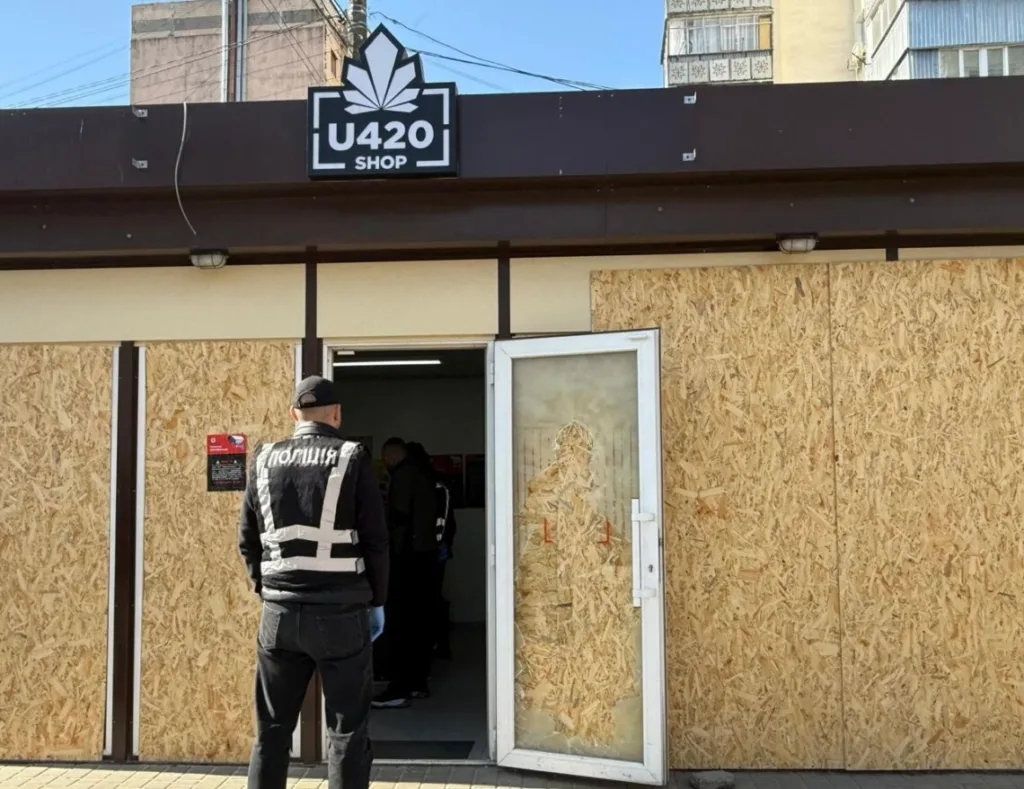 Поліцейський біля зачиненого магазину U420