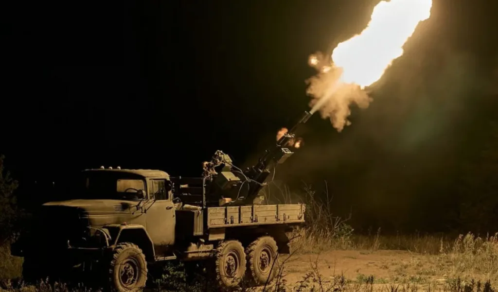 Вантажівка з гарматою стріляє вночі