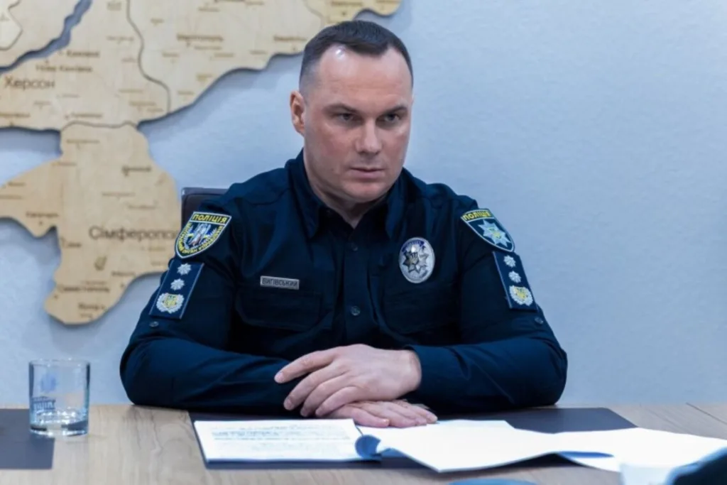 Поліцейський на нараді перед картою України