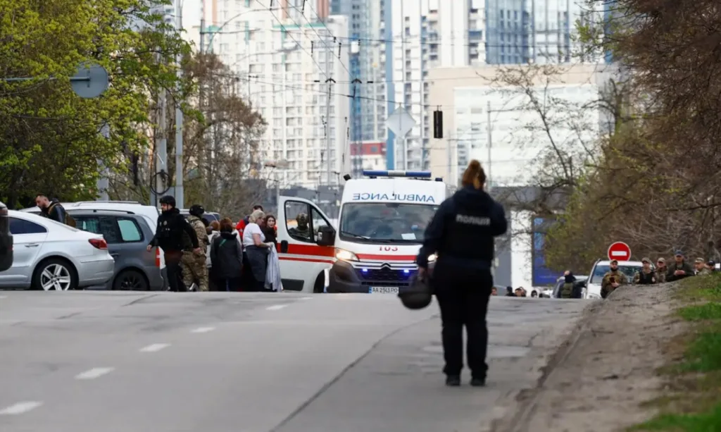 Поліція і швидка допомога на міській вулиці