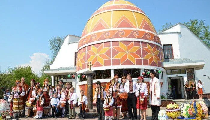 Музей писанки в Коломиї з людьми у вишиванках