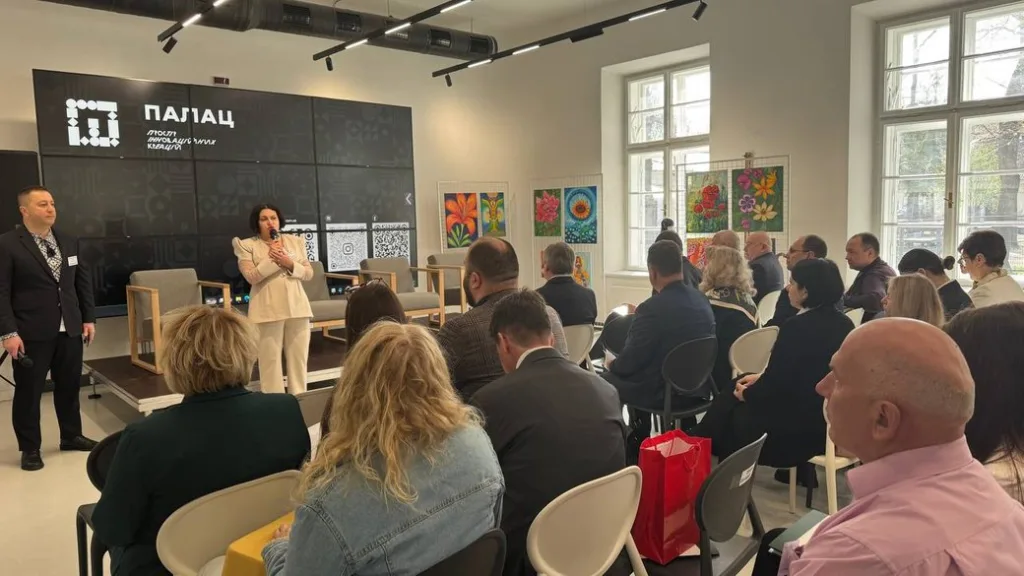 Презентація у культурному центрі з присутніми гостями