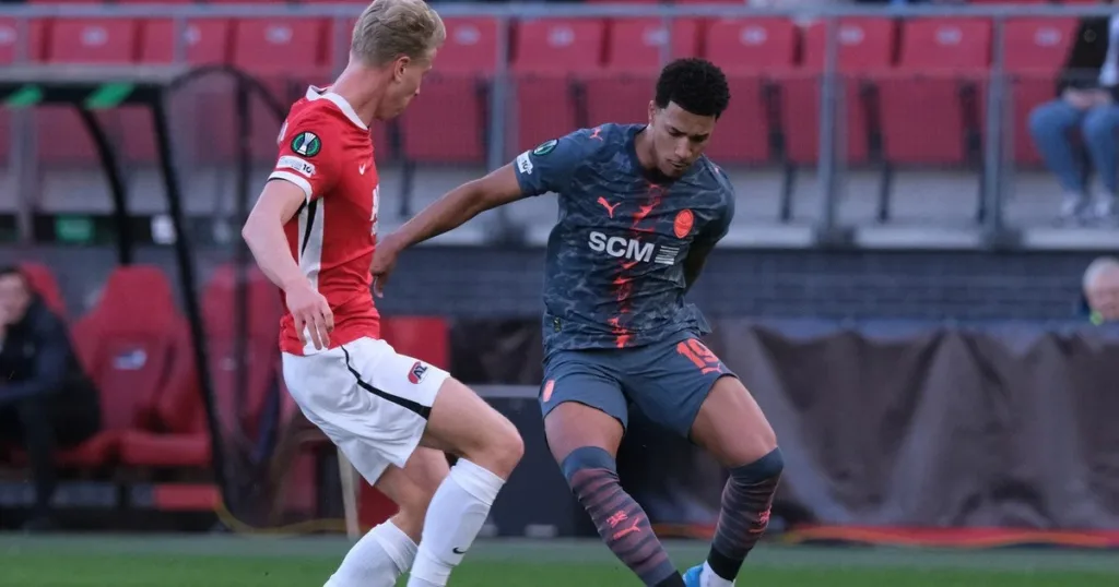 Футбольний матч між двома командами на полі