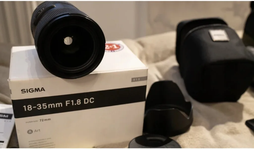 Об’єктив Sigma 18-35mm F1.8 DC на коробці