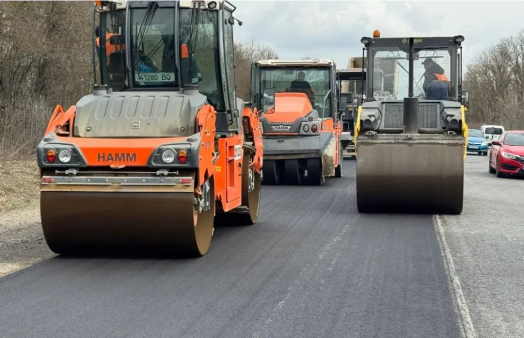 Дорожні котки укладають новий асфальт на трасі