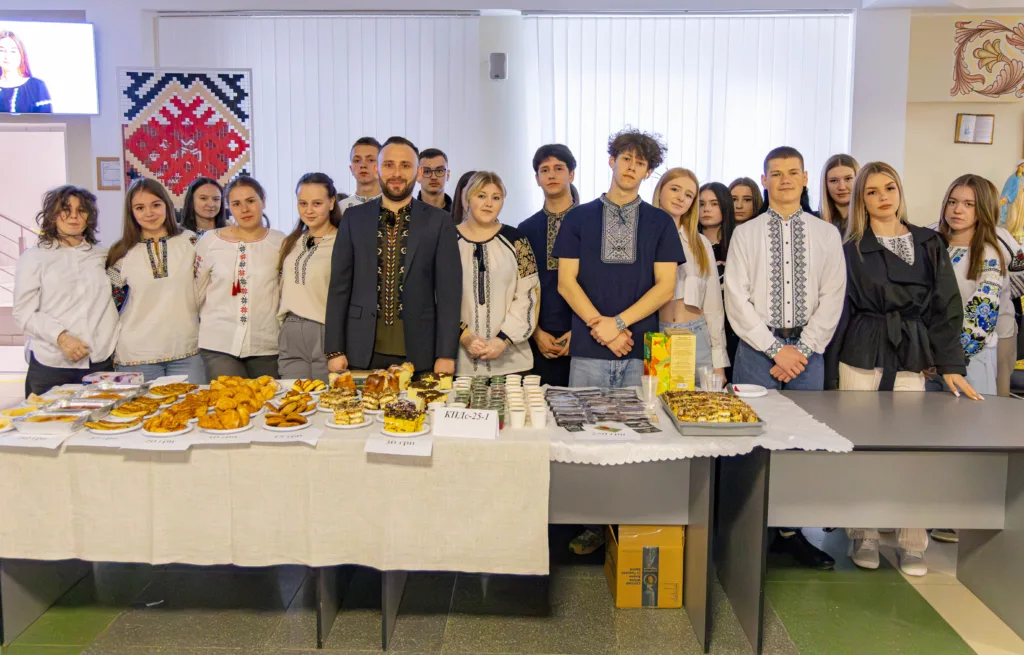 Студенти у вишиванках біля столу з українськими стравами