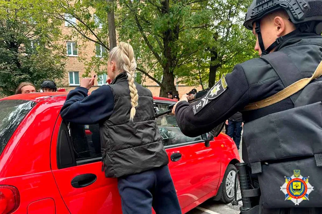 Поліція перевіряє червоне авто на вулиці