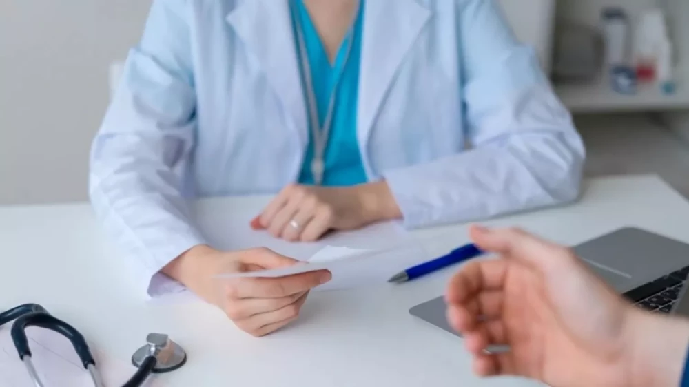 Лікар консультує пацієнта в кабінеті