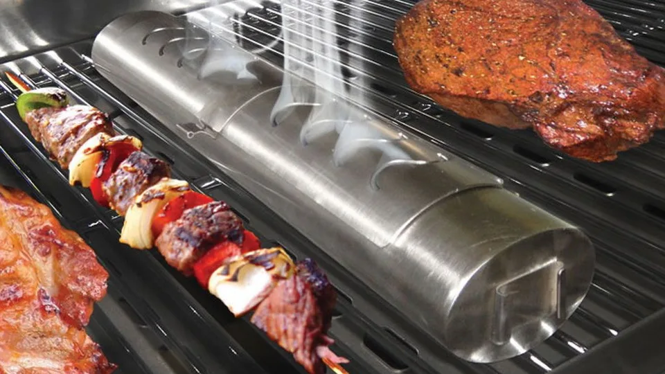 М'ясо та шашлик на грилі з коптильною трубкою