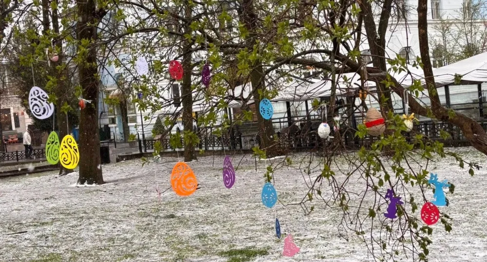 Дерево з кольоровими великодніми прикрасами на вулиці