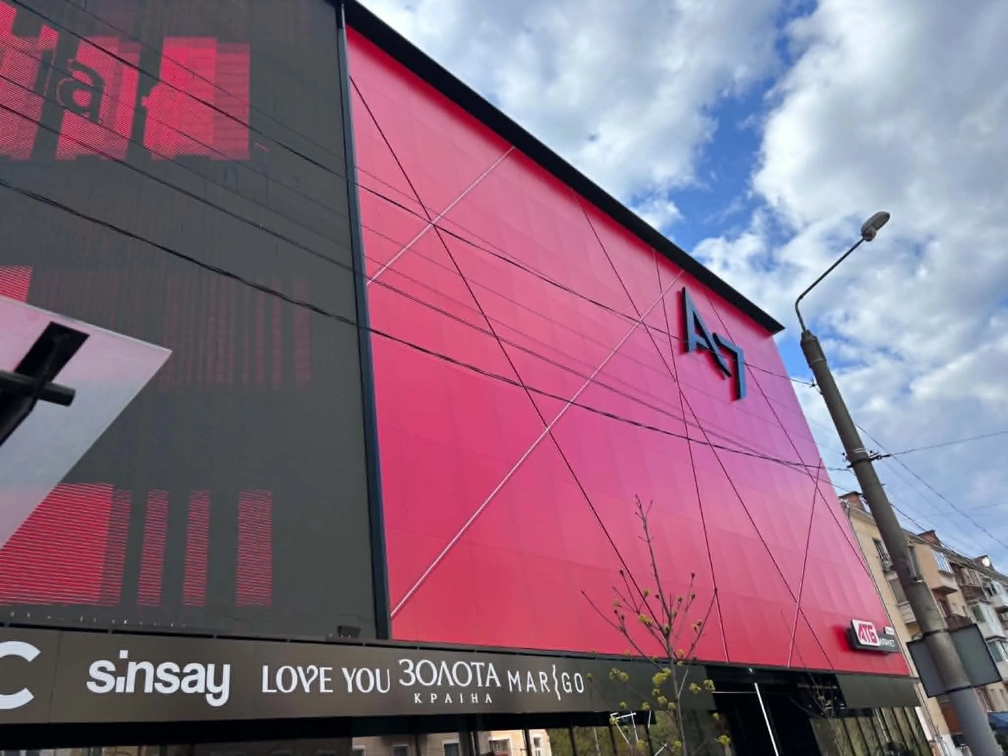 Сучасний торговий центр із червоним фасадом