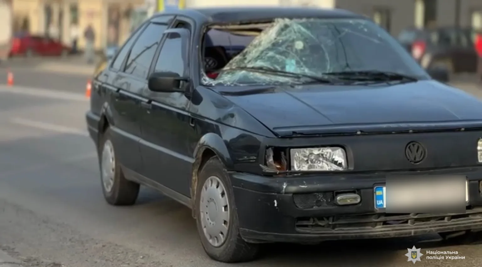 Пошкоджений чорний автомобіль після ДТП на вулиці