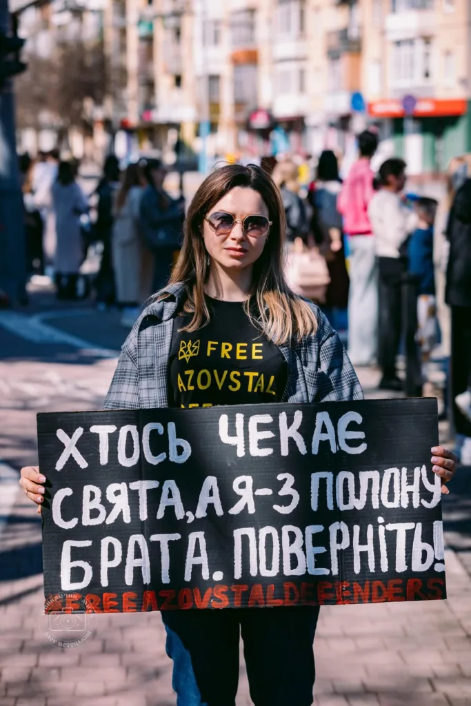 Жінка тримає плакат на підтримку захисників Азовсталі