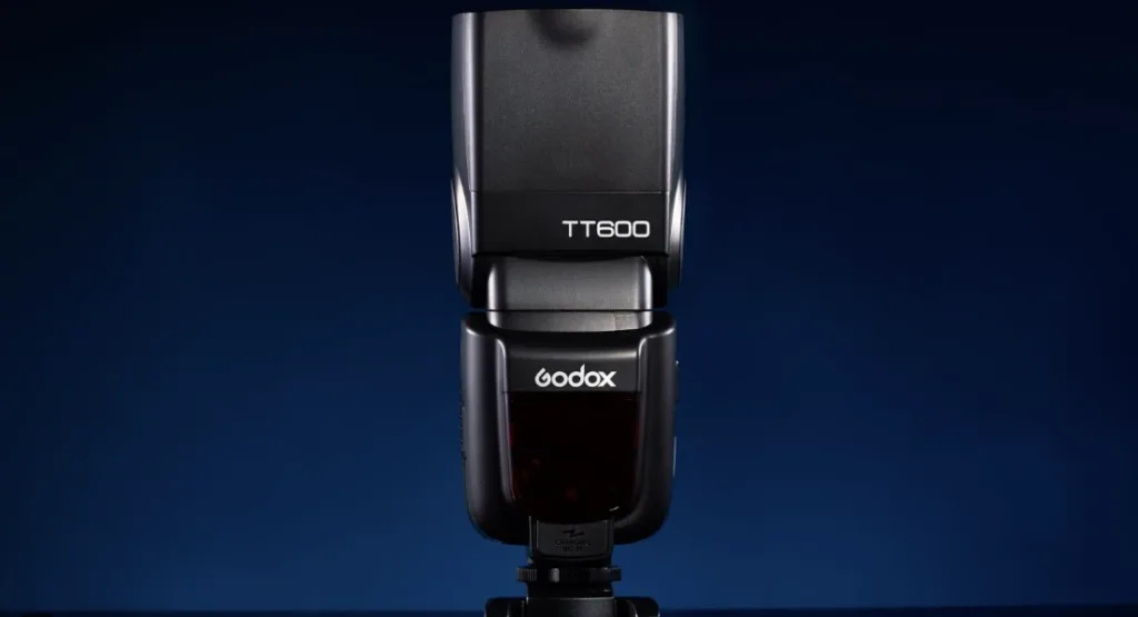 Фотоспалах Godox TT600 на темному фоні