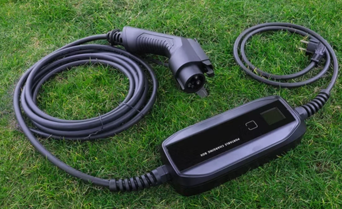 Зарядний кабель для електромобіля на траві