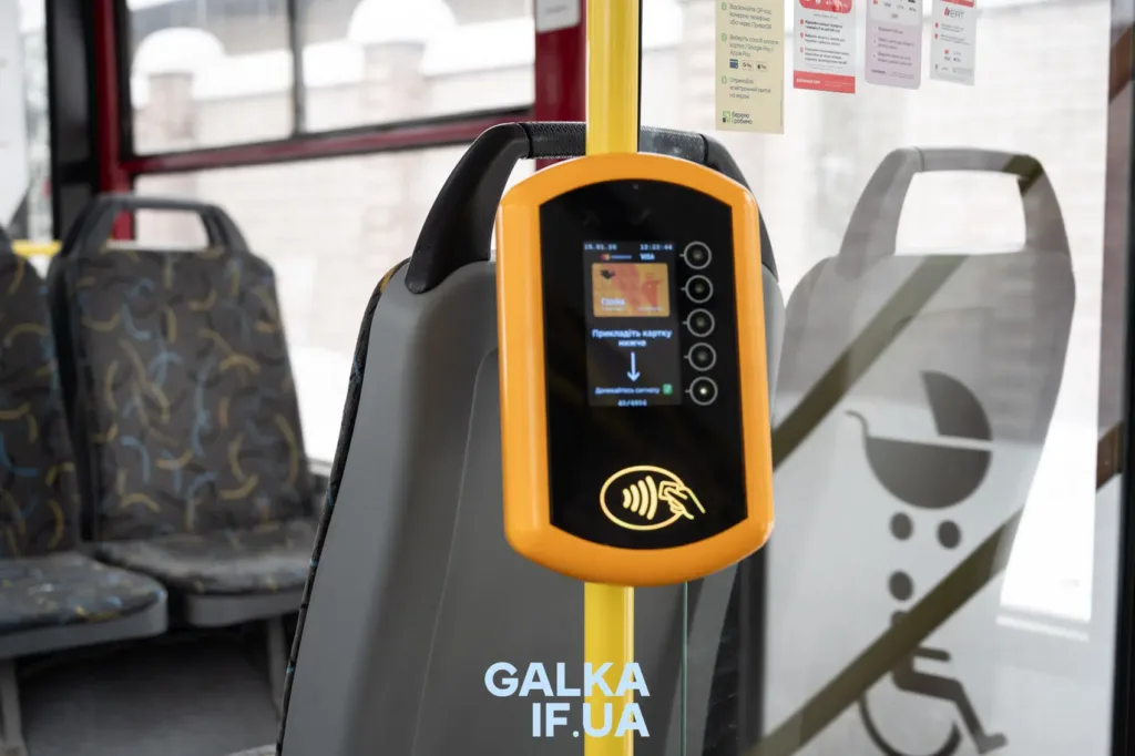 Термінал оплати проїзду в автобусі