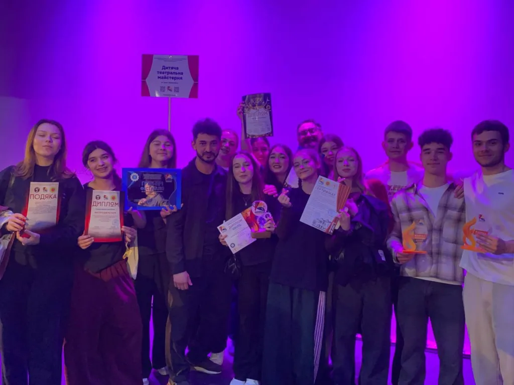Група молоді отримує театральні нагороди на сцені