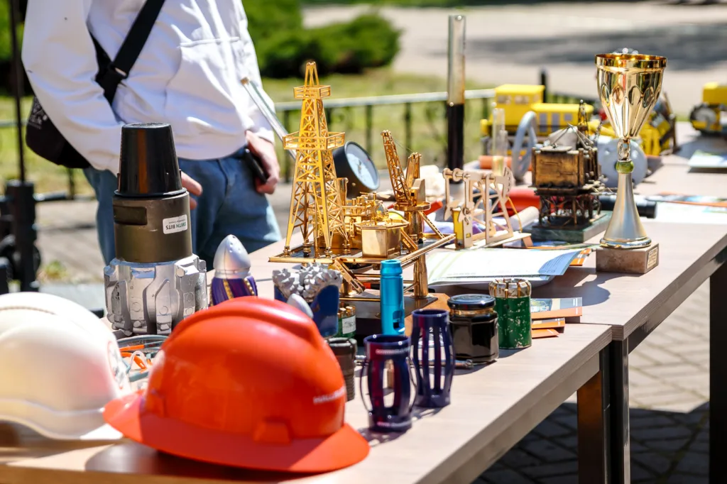 Стенд з моделями нафтових установок і трофеями