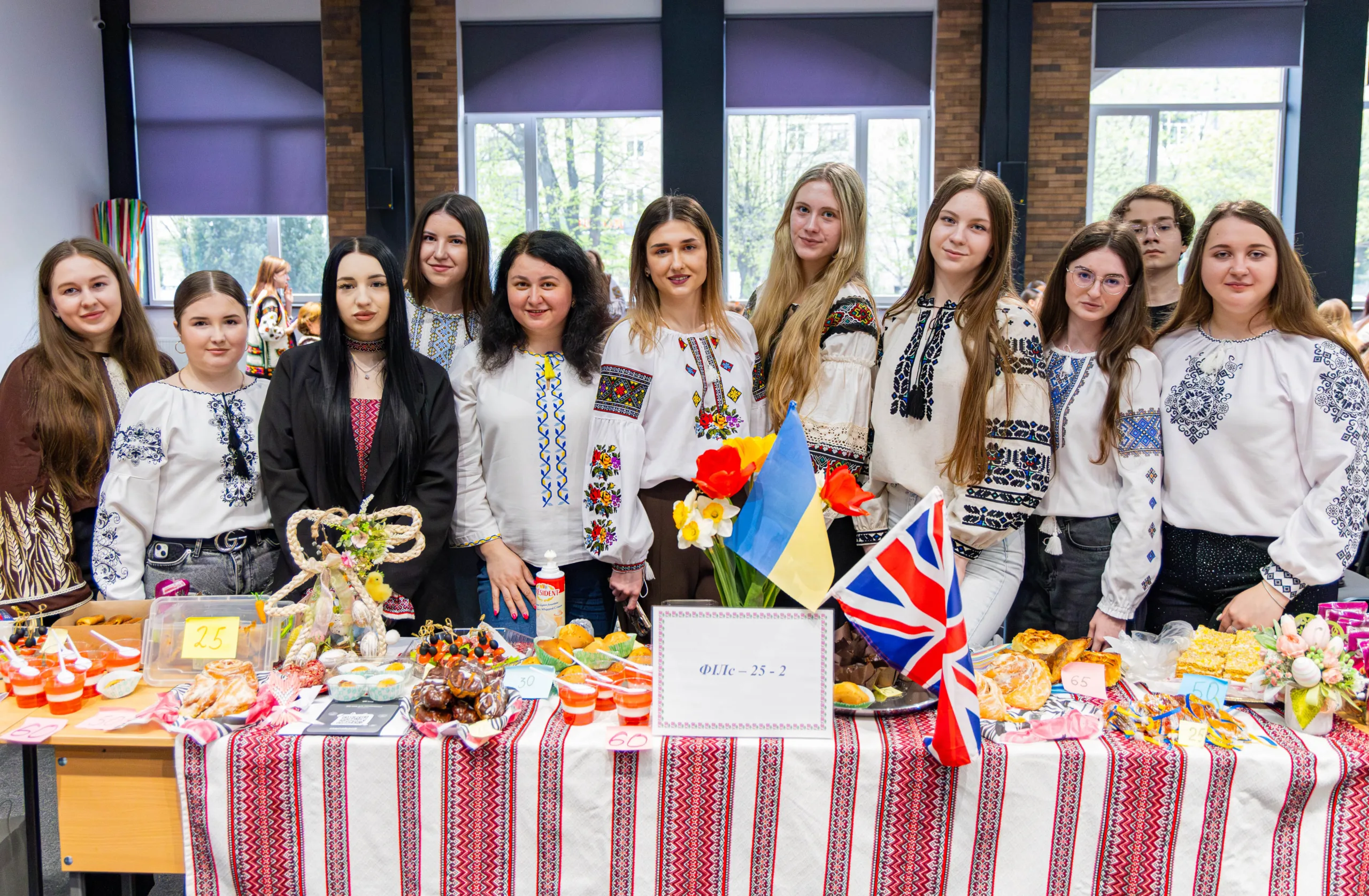 Учні на виставці з українськими стравами та прапорами