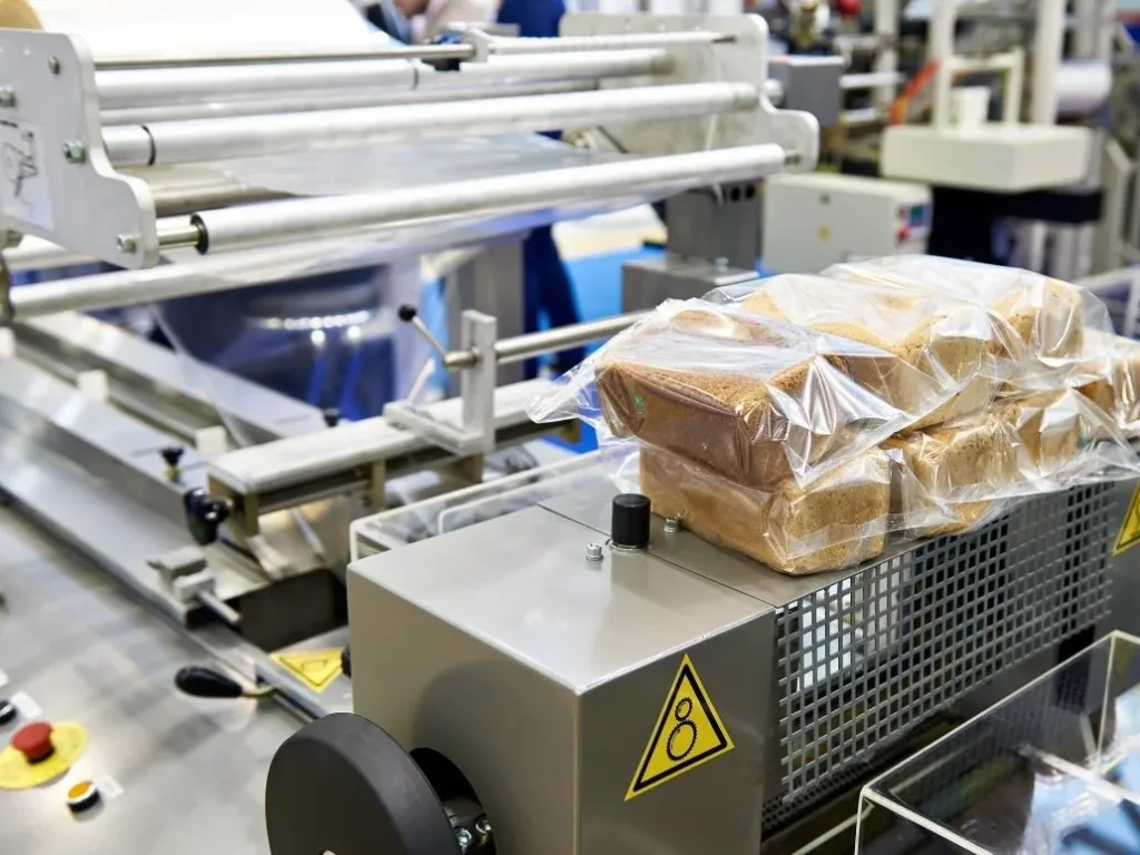 Упаковка хліба на промисловій лінії