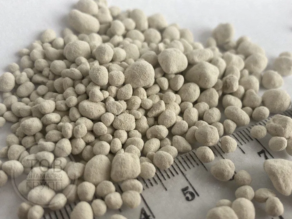 Гранульоване мінеральне добриво крупним планом