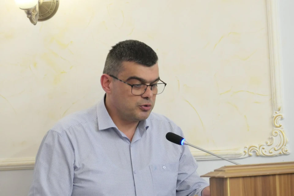 Чоловік виступає з промовою біля мікрофона