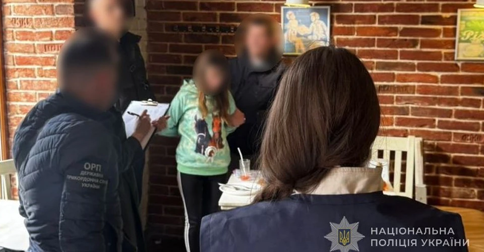 Поліція України проводить операцію у кафе