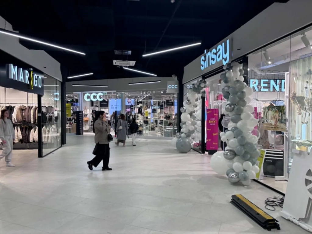 Сучасний торговий центр із магазинами одягу