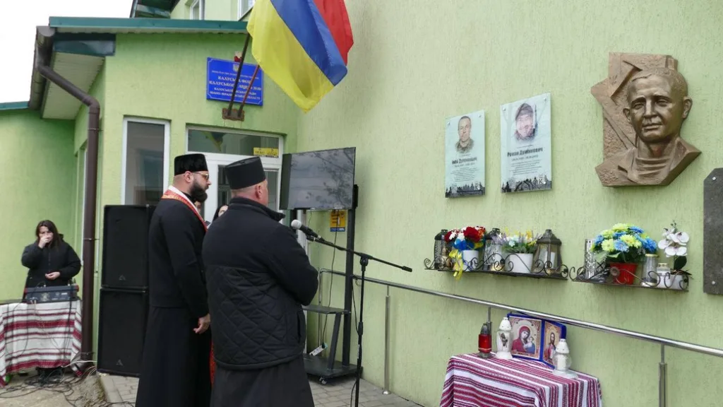 Священики вшановують пам'ять загиблих воїнів біля меморіалу