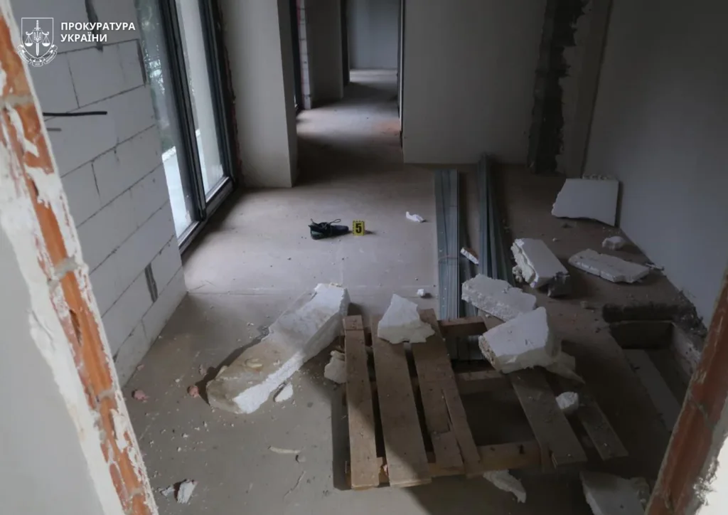 Будівельне сміття в коридорі недобудови