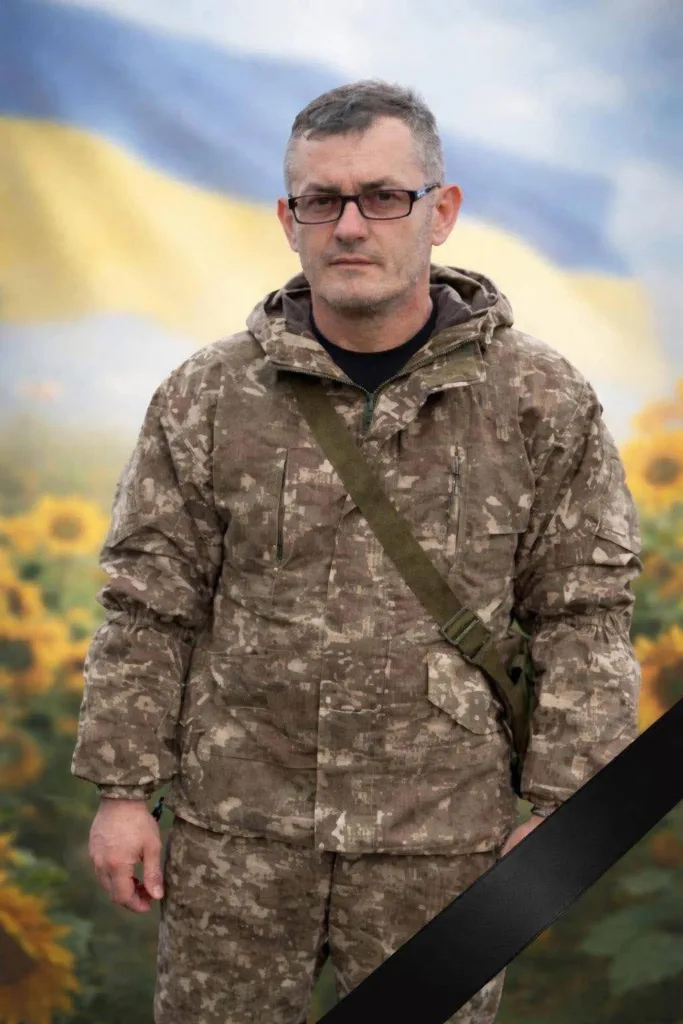 Український військовий на тлі прапора України