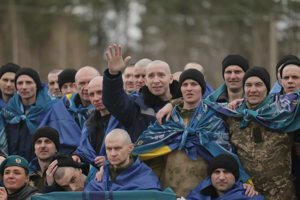 Українські військові під час повернення з полону