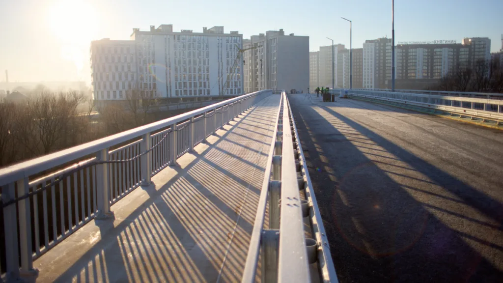 Новий міст у сонячному міському районі